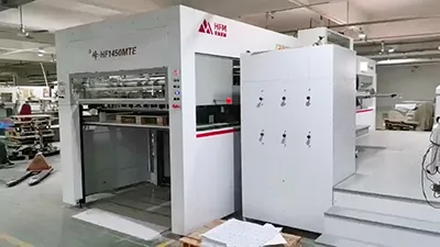 Machine à découper à plat pour boîtes à vin