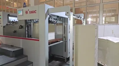 Machine de découpe et rainage automatique à plat / Découpeuse raineuse à plat automatique  