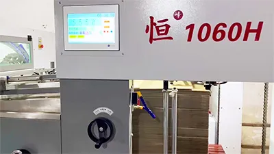 Machine de découpe et rainage automatique à plat avec unité de dénudage
