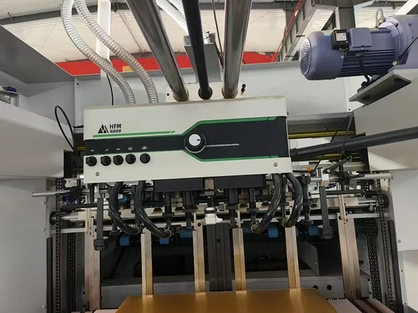 Machine de découpe et rainage automatique à plat / Découpeuse raineuse à plat automatique  