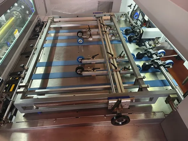 Machine de découpe et rainage automatique à plat / Découpeuse raineuse à plat automatique  