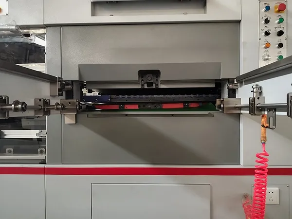 Machine de découpe et rainage automatique à plat / Découpeuse raineuse à plat automatique  