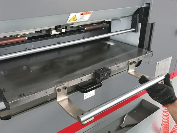 Machine de découpe et rainage automatique à plat / Découpeuse raineuse à plat automatique  