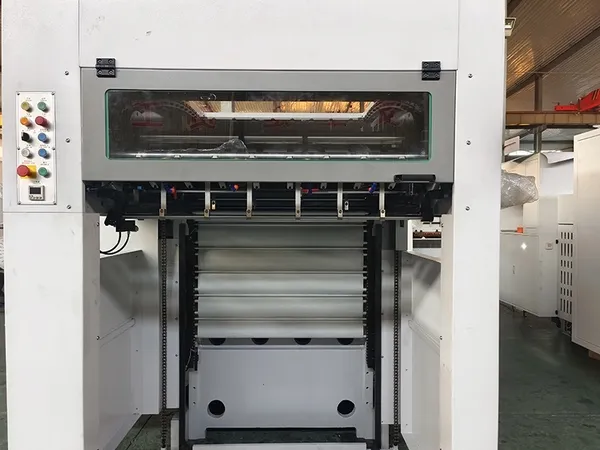 Machine de découpe et rainage automatique à plat / Découpeuse raineuse à plat automatique  