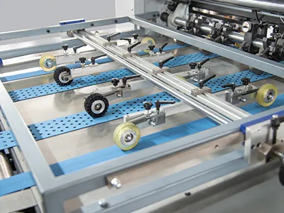 Machine de découpe et rainage automatique à plat avec unité de dénudage (jusqu’à 450 tonnes)