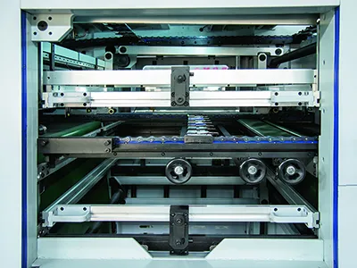 Machine de découpe et rainage automatique à plat avec unité de dénudage (jusqu’à 450 tonnes)