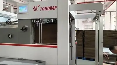 Machine de découpe et rainage à plat avec unité de dénudage